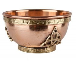 Χάλκινο Δοχείο με Τρικουέτρα